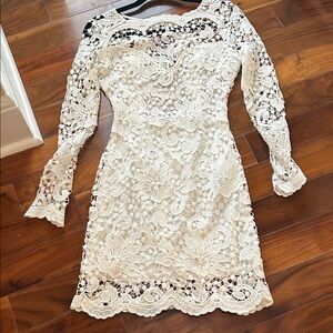 L'ATISTE Ivory Lace Long-Sleeve Sheath Dress